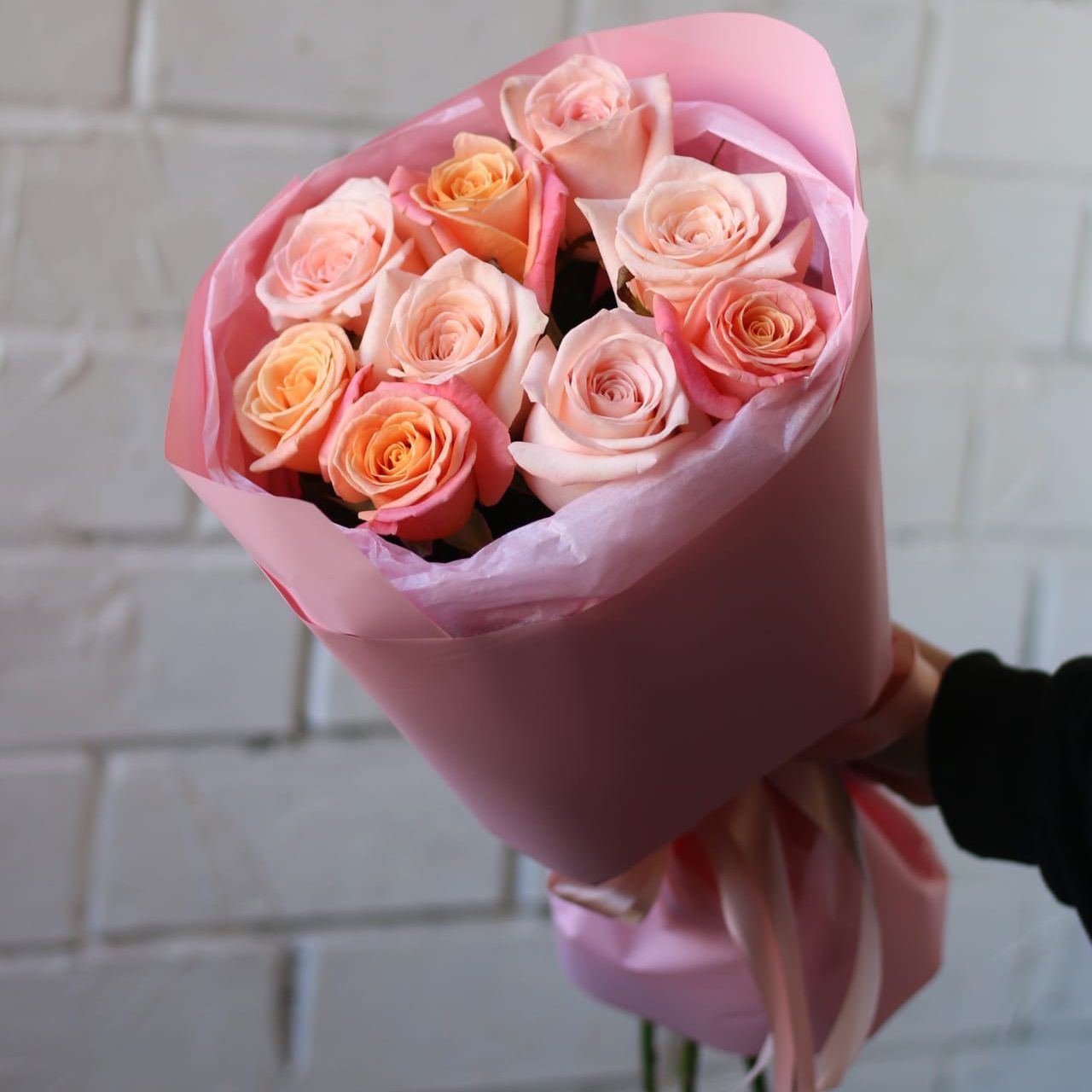 Букет из 9 роз в розовом оформлении