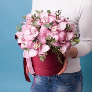 15 розовых орхидей с эвкалиптом в коробке