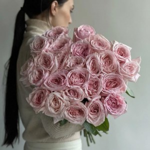 25 пионовидных роз