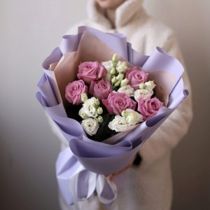 Сборный букет из роз и лизиантусов